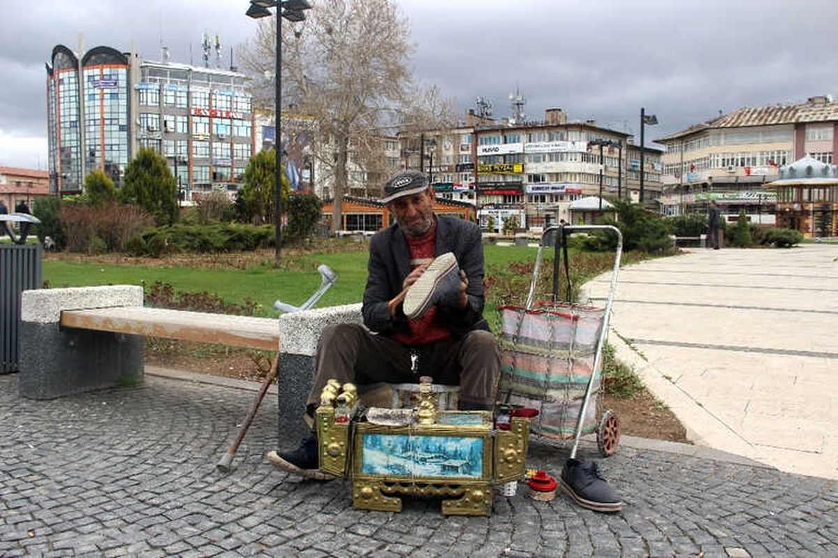 Tek Bacağıyla Boyacılık Yaparak Üç Çocuk Okutuyor