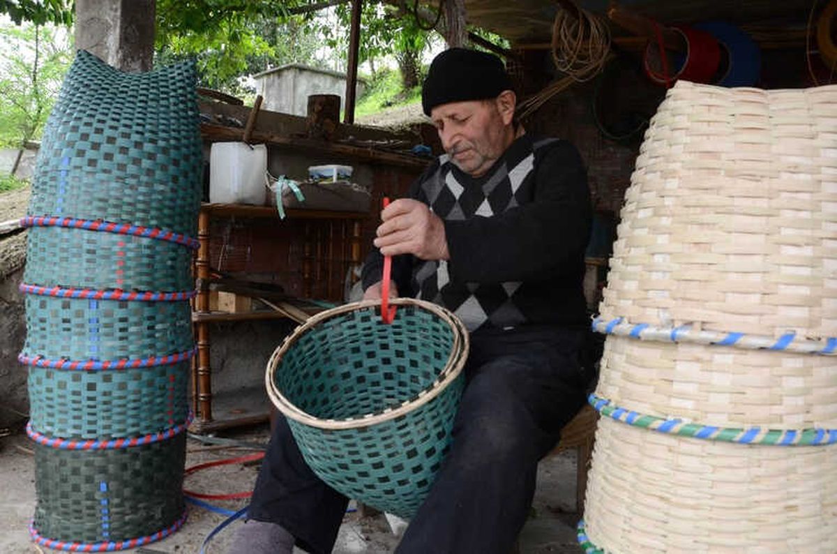 Yıllardır Sepet Örerek Geçimini Sağlıyor
