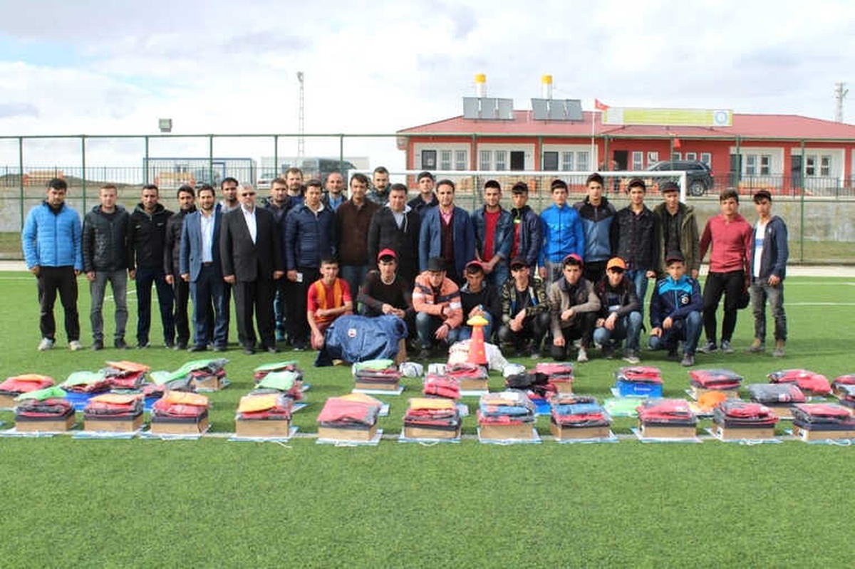 Çaldıran Belediyesinde Sporculara Malzeme Yardımı