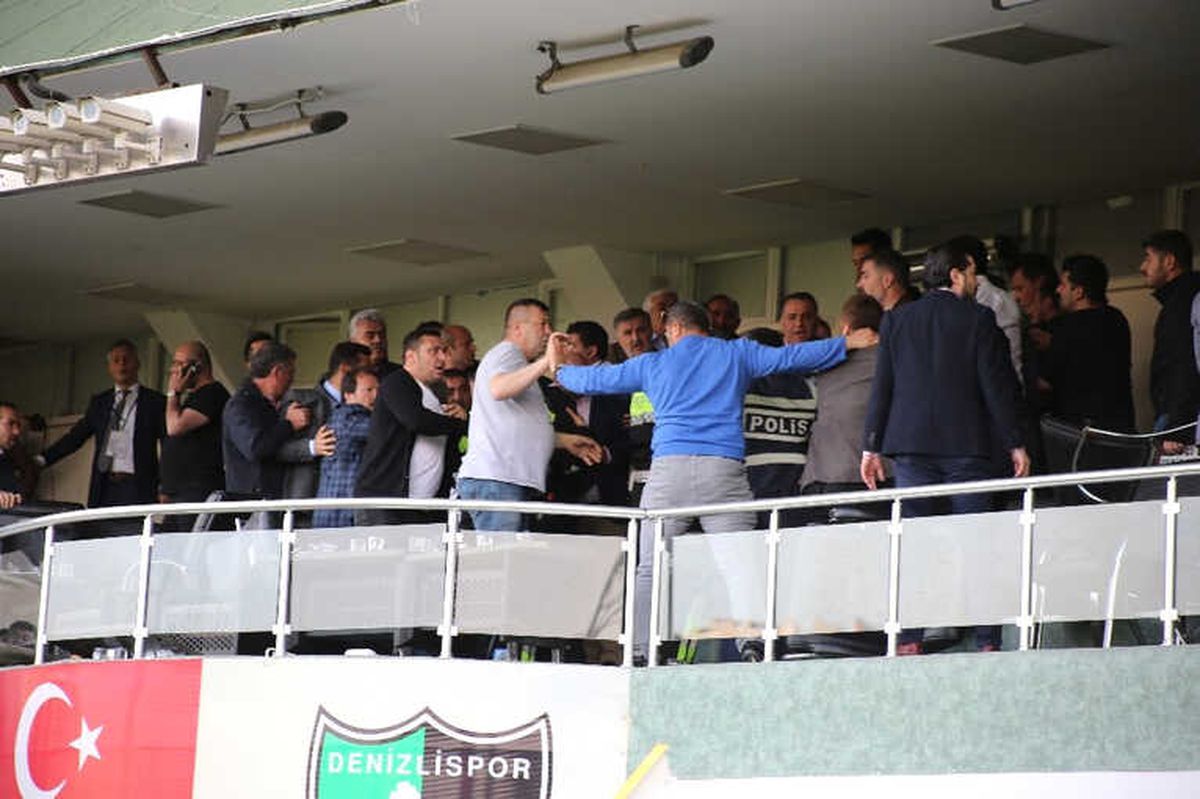 Denizlispor ile Mke Ankaragücü Maçında Protokol Tribünü Karıştı