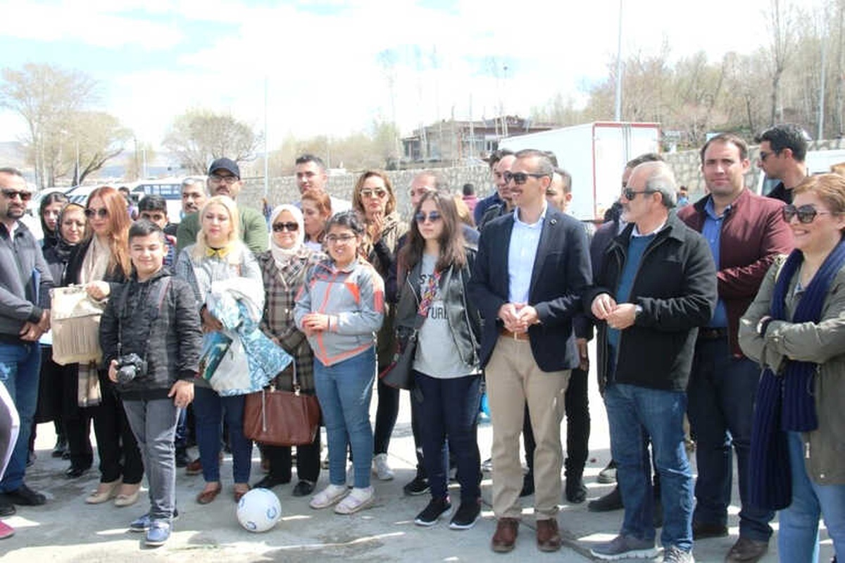 Edremit Belediyesi\'nden İranlılara Ücretsiz Tekne Turu