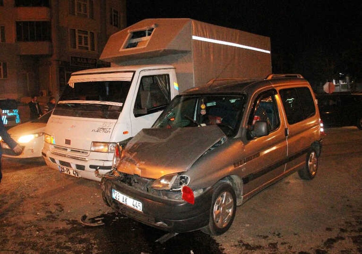 Elazığ\'da 3 Ayrı Trafik Kazası: 8 Yaralı