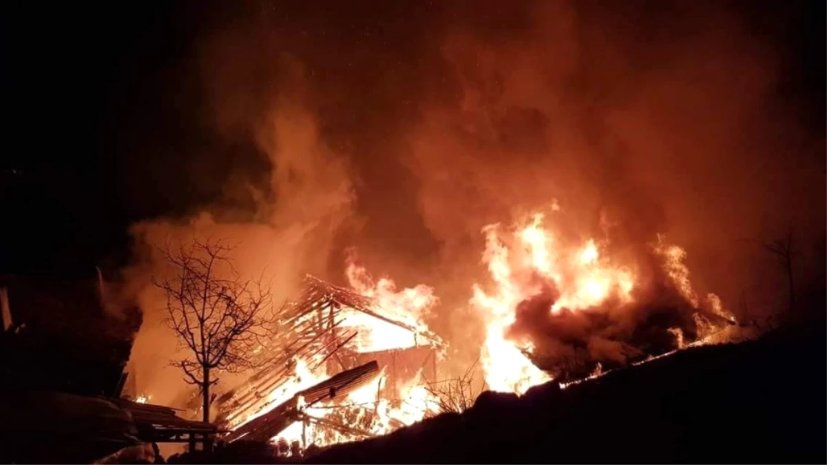 Kastamonu\'da Çıkan Yangında 1 Ev Kullanılamaz Hale Geldi: 2 Yaralı
