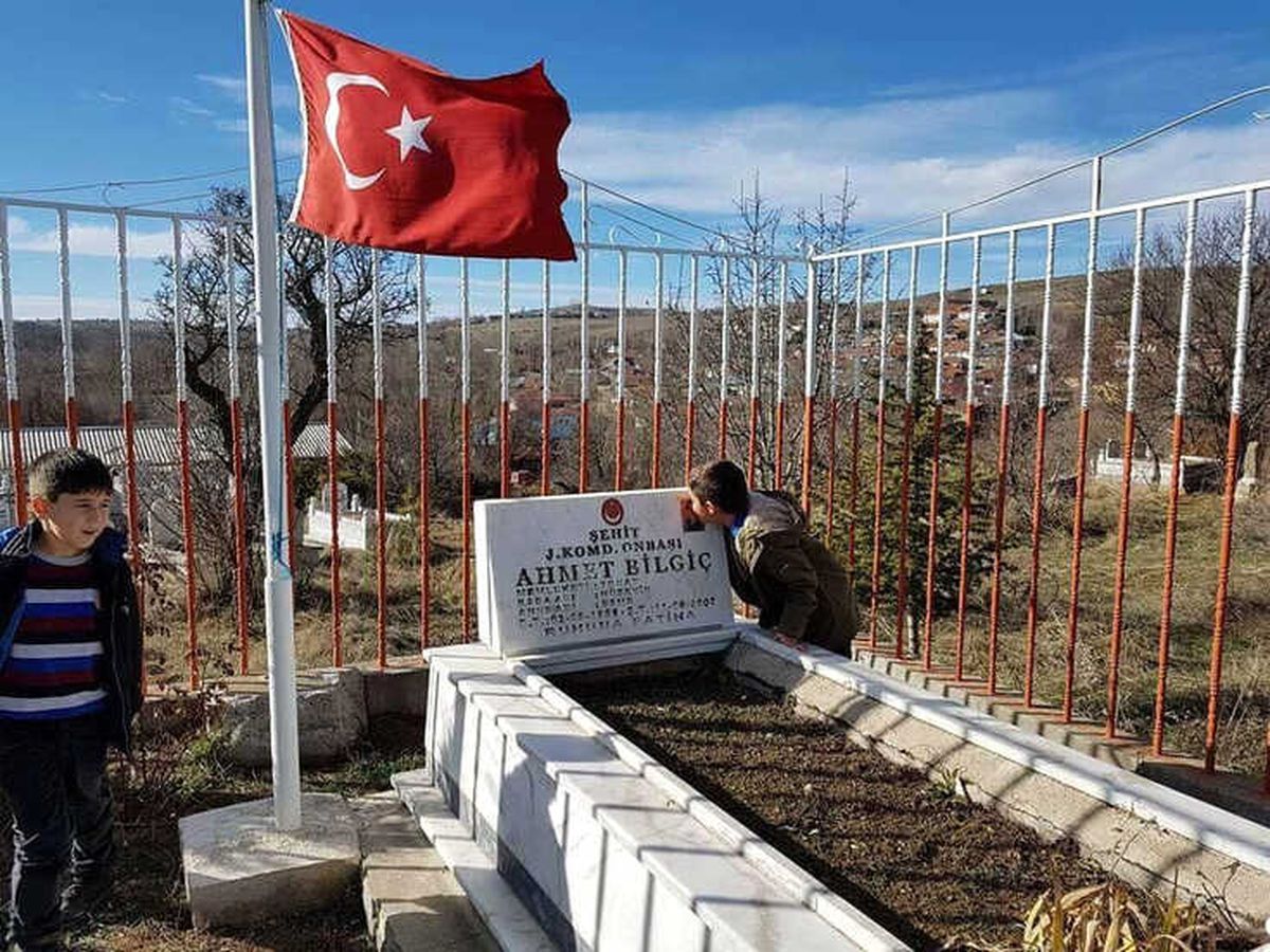 Minik Yiğithan "Şehitler" Türküsü ile Duygulandırdı