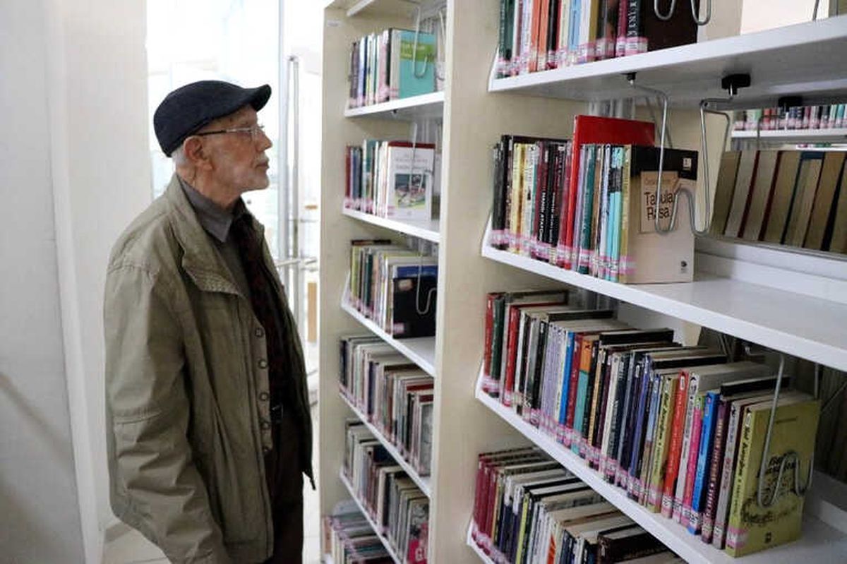 Mustafa Dedenin \'Kütüphane\' Aşkı Gençlere Örnek Oluyor