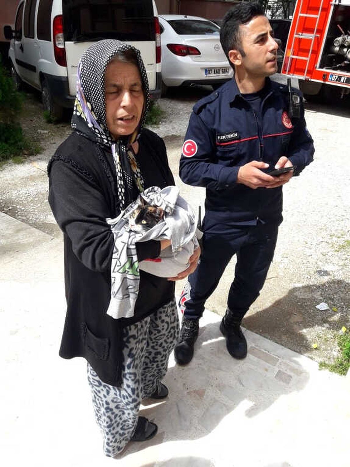 Panjurda Mahsur Kalan Kediyi İtfaiye Ekipleri Kurtardı