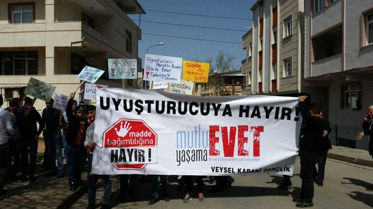 Sancaktepe\'de Bir Grup Genç \'Uyuşturucuya Hayır\' Eylemi Düzenledi