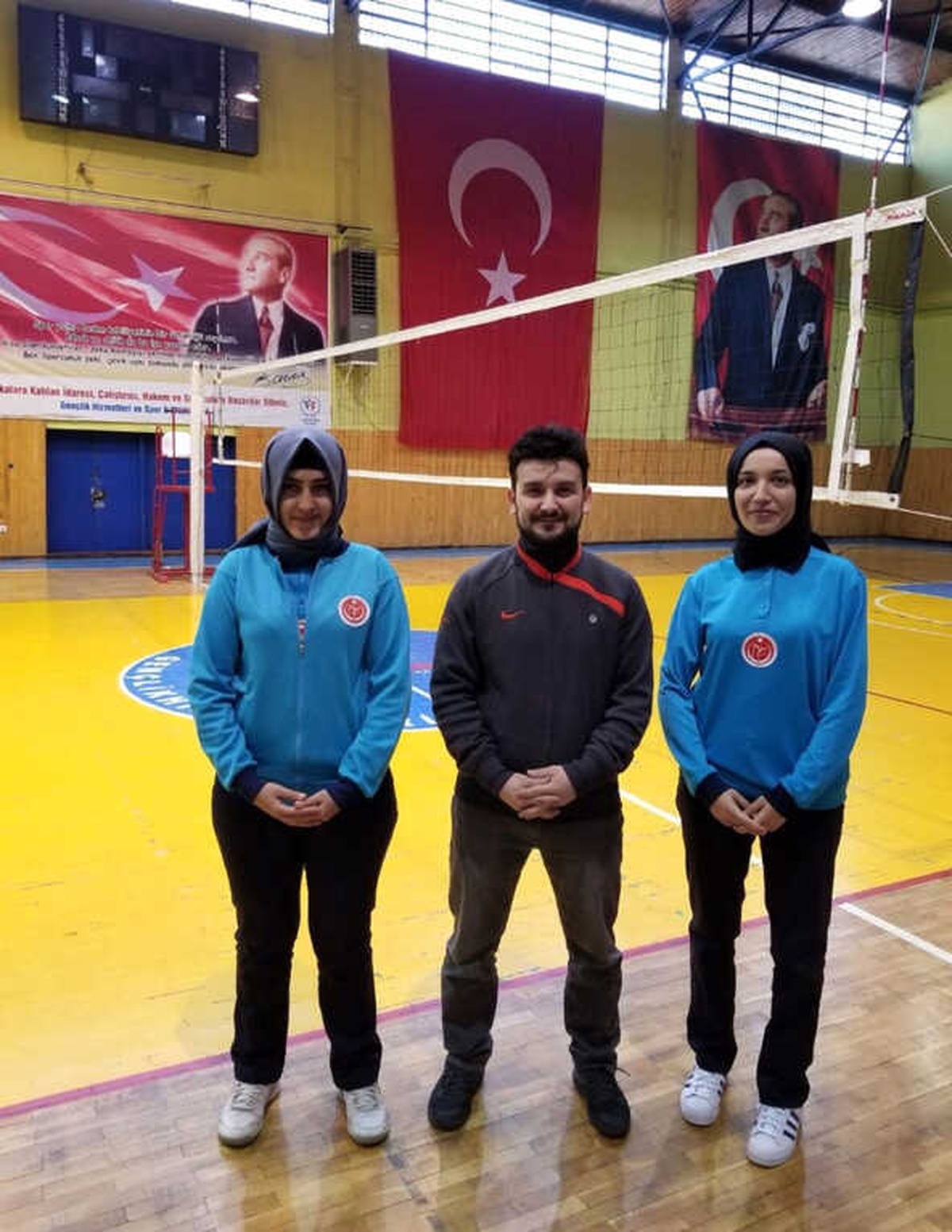 Türkiye\'deki İlk Başörtülü Voleybol Hakemleri Isparta\'dan