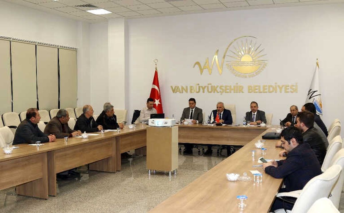 Vali Zorluoğlu\'nun Kent Meydanı Görüşmeleri Sürüyor