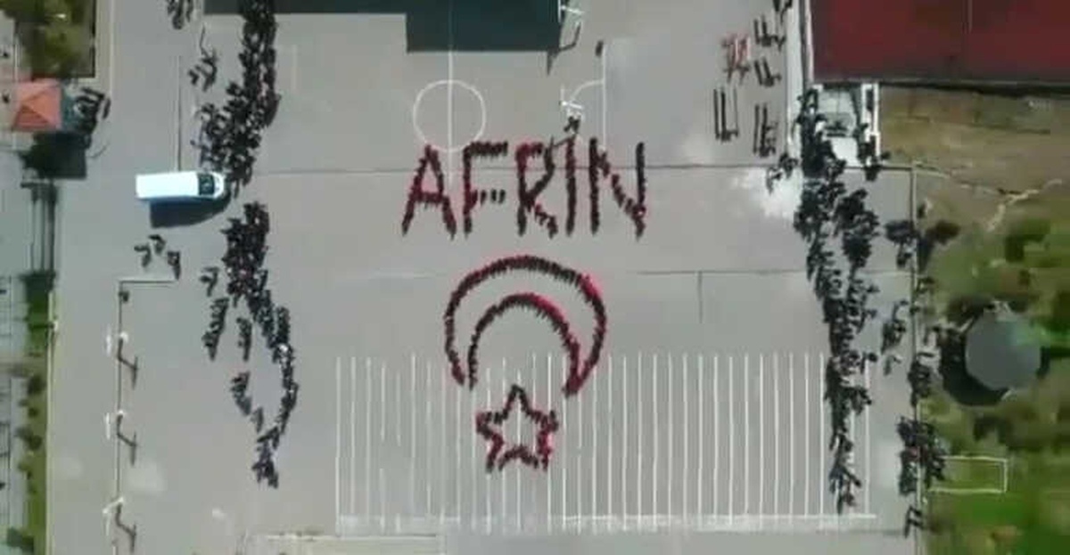 Zeytin Dalı Harekatı\'na Destek İçin Öğrenciler Bedenleriyle Ay-yıldız Çizerek "Afrin" Yazdılar