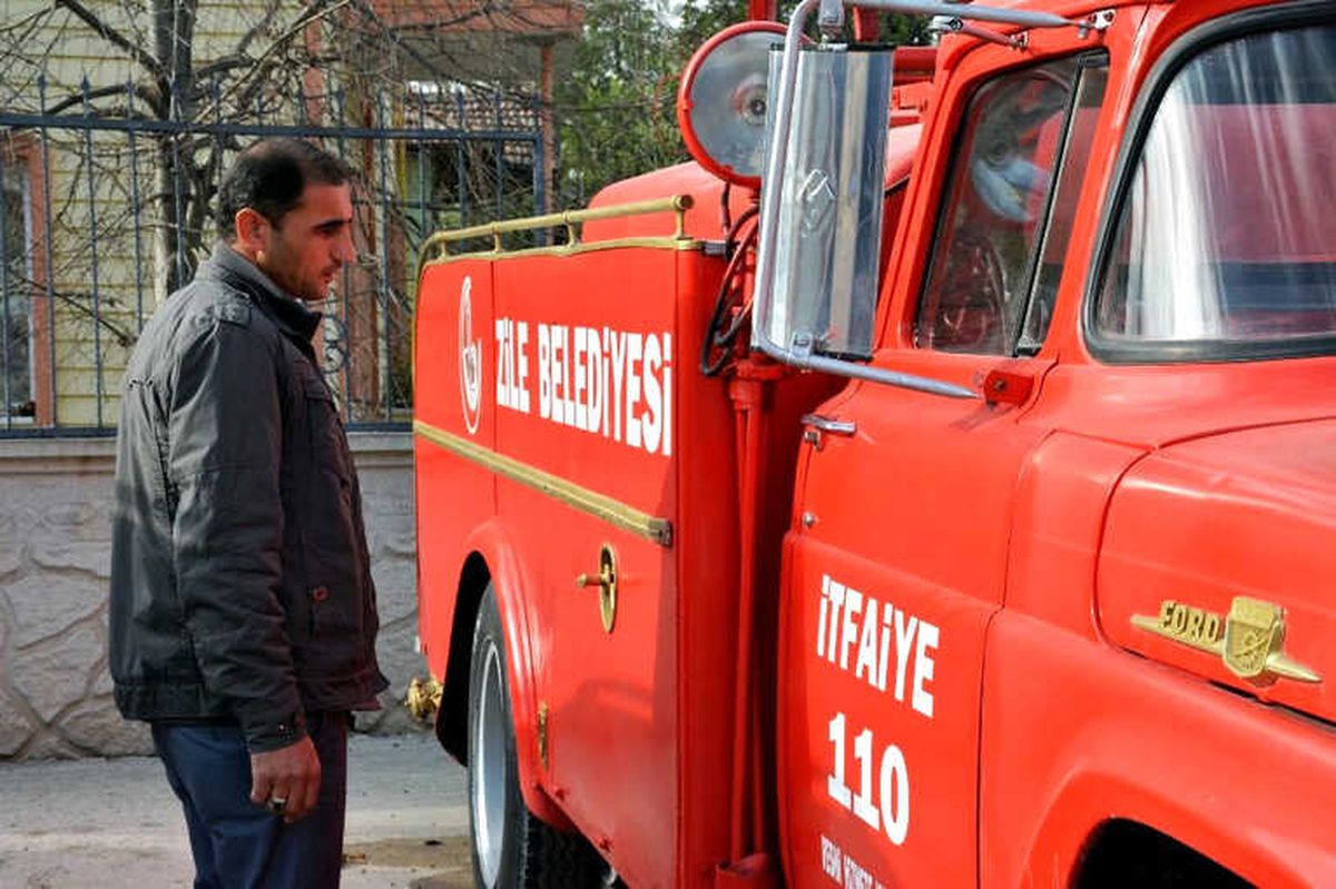 1957 Model İtfaiye Aracı İlgi Çekiyor