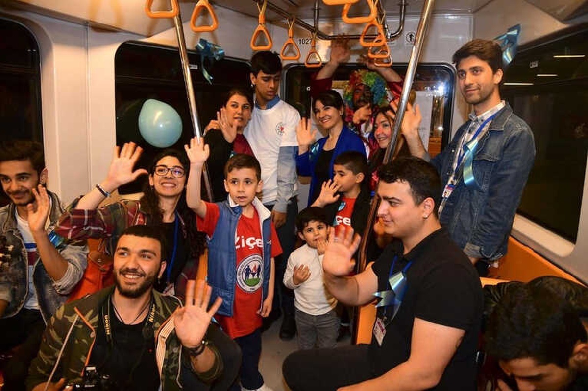 Adana Metrosu\'nda Otizm Farkındalık Etkinliği