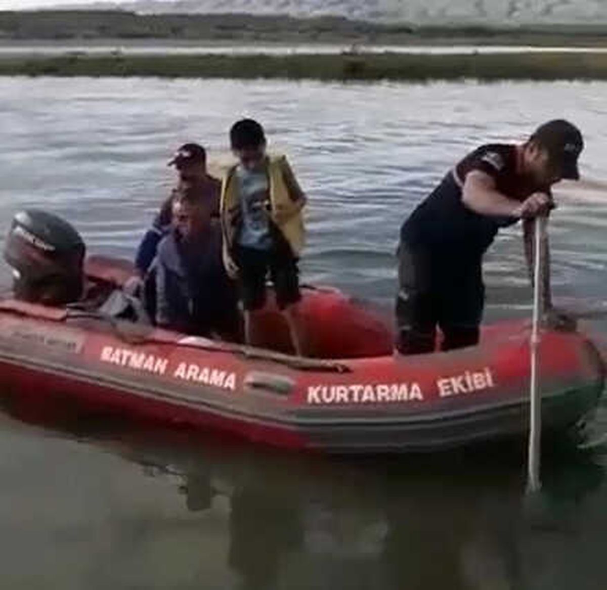 Baba-oğul Balık Avlarken Suda Mahsur Kaldı