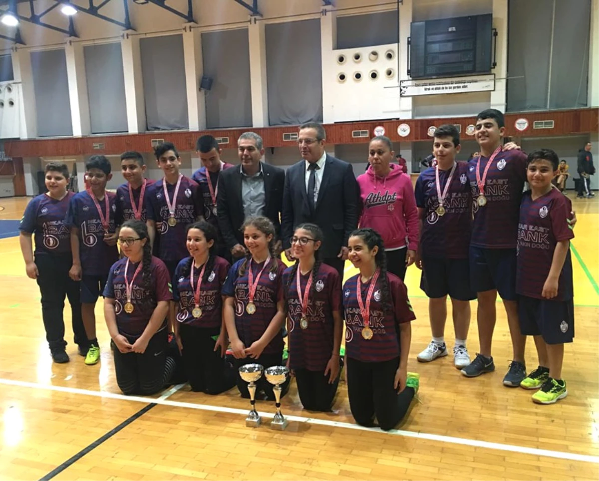 Badminton\'da Şampiyon Yakın Doğu Koleji