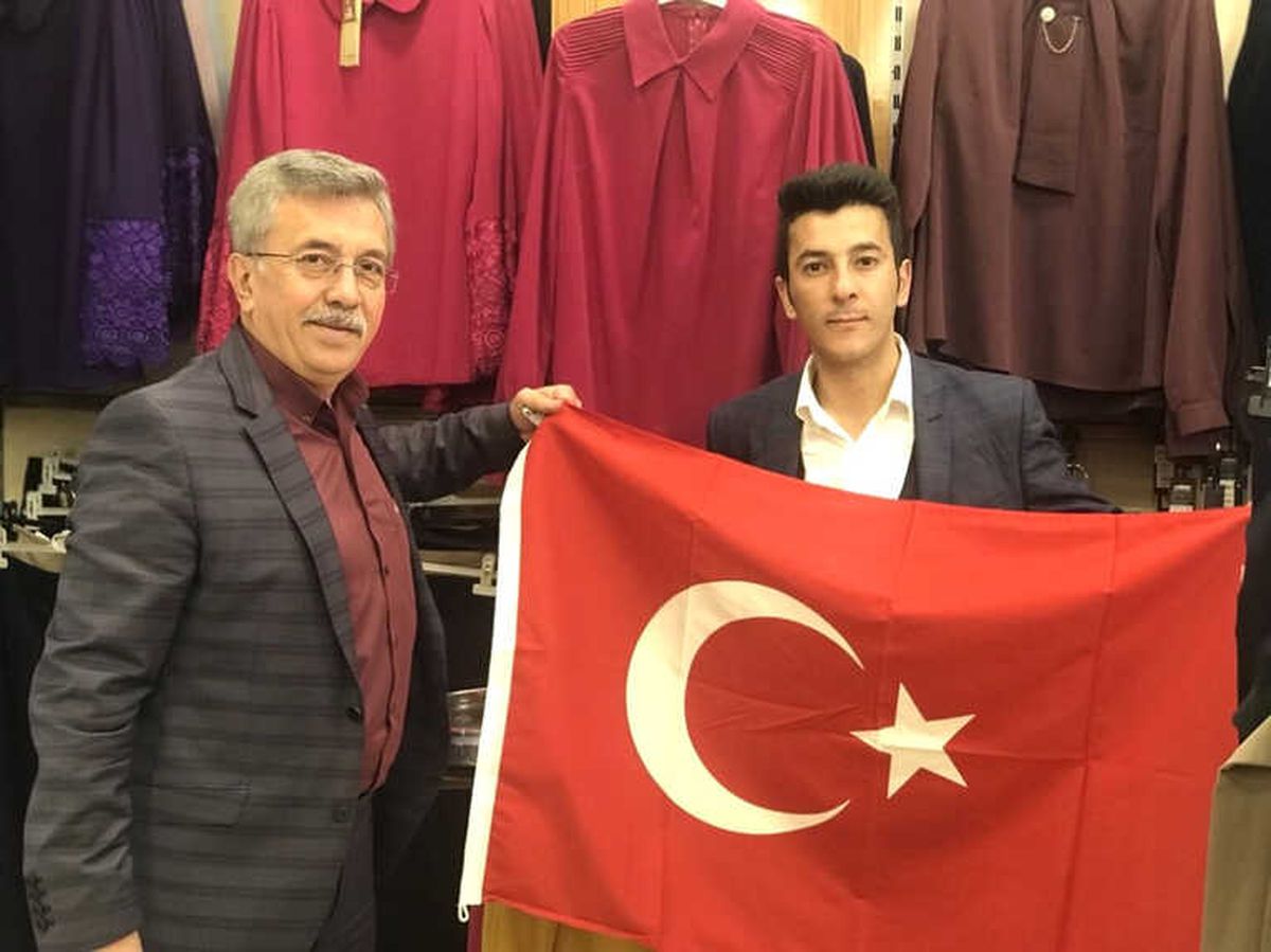 Başkan Çetin Ziyaretlerde Esnafa Bayrak Hediye Ediyor