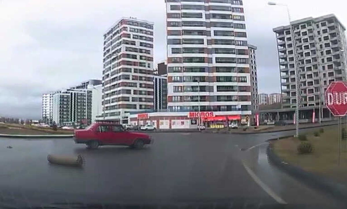 Binek Araçtan Yola Kütük Düştü