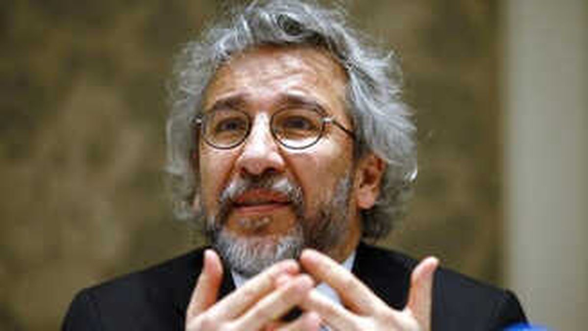 Can Dündar Hakkında Tutuklama ve Kırmızı Bülten