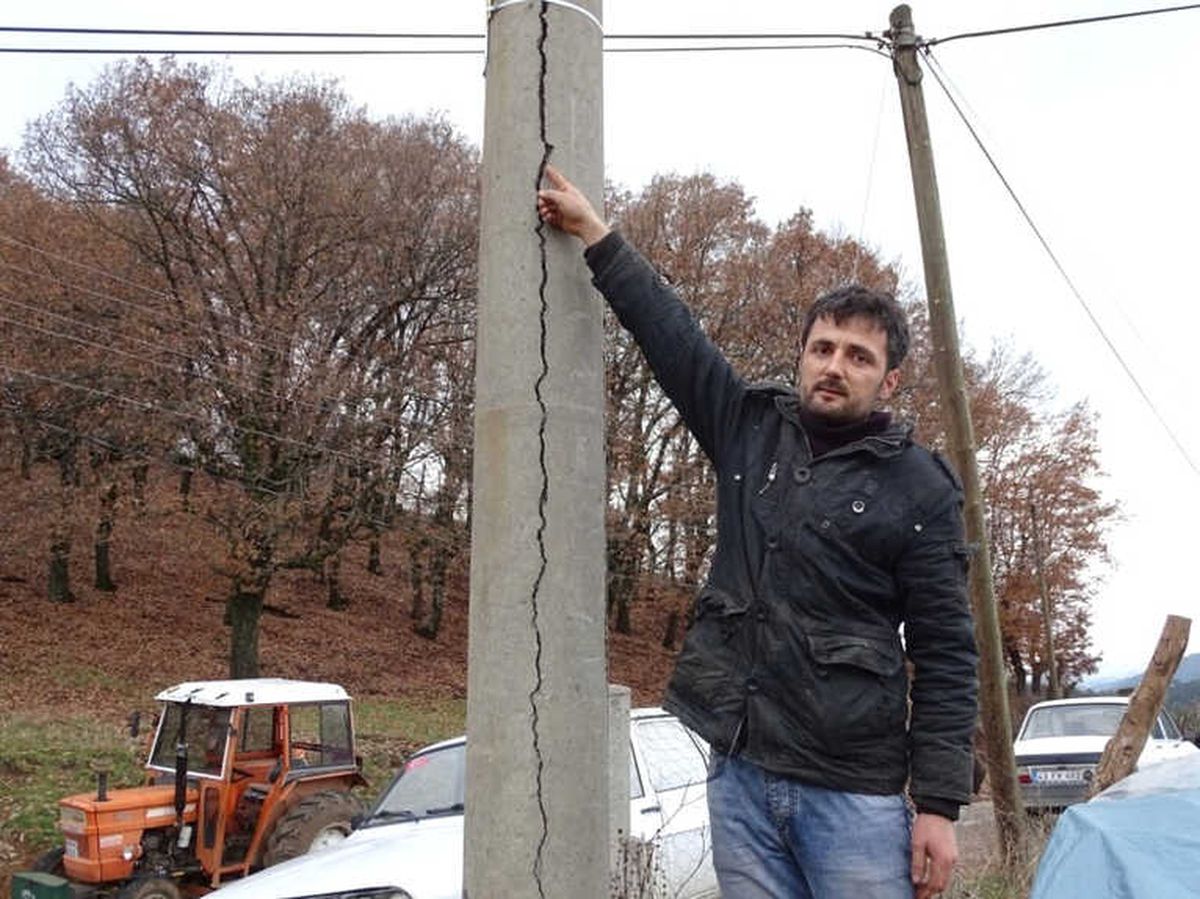 Çatlak Beton Elektrik Direği Korkutuyor
