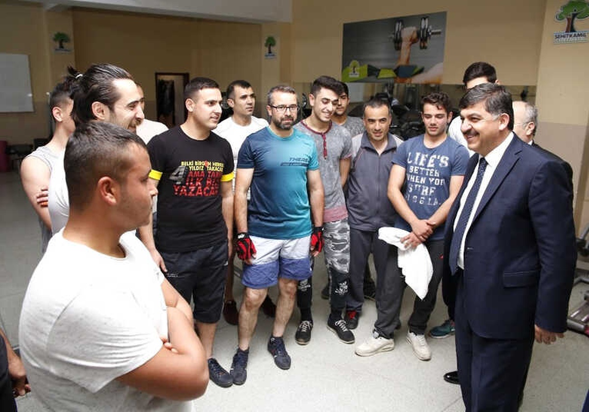 Fadıloğlu Spor Merkezlerinde Gençleri Ziyaret Etti