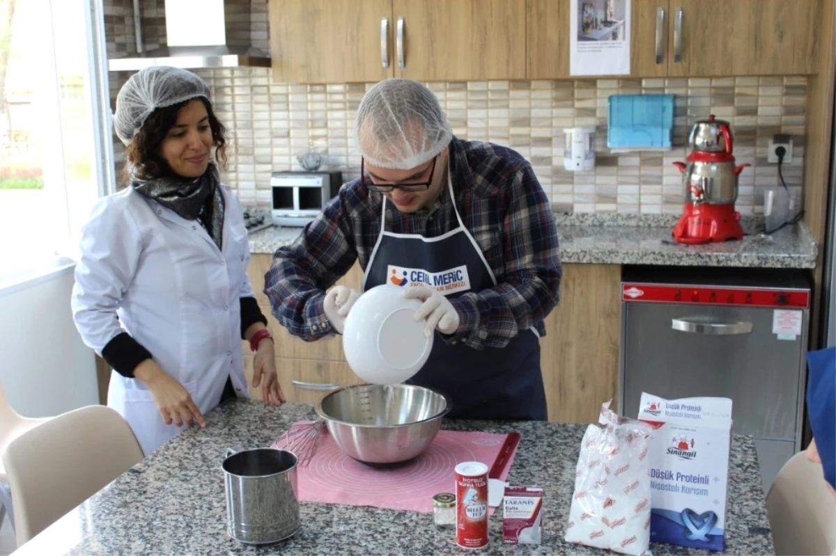 Fenilketonüri Hastası Görkem, Kendi Yemeğini Yapıyor