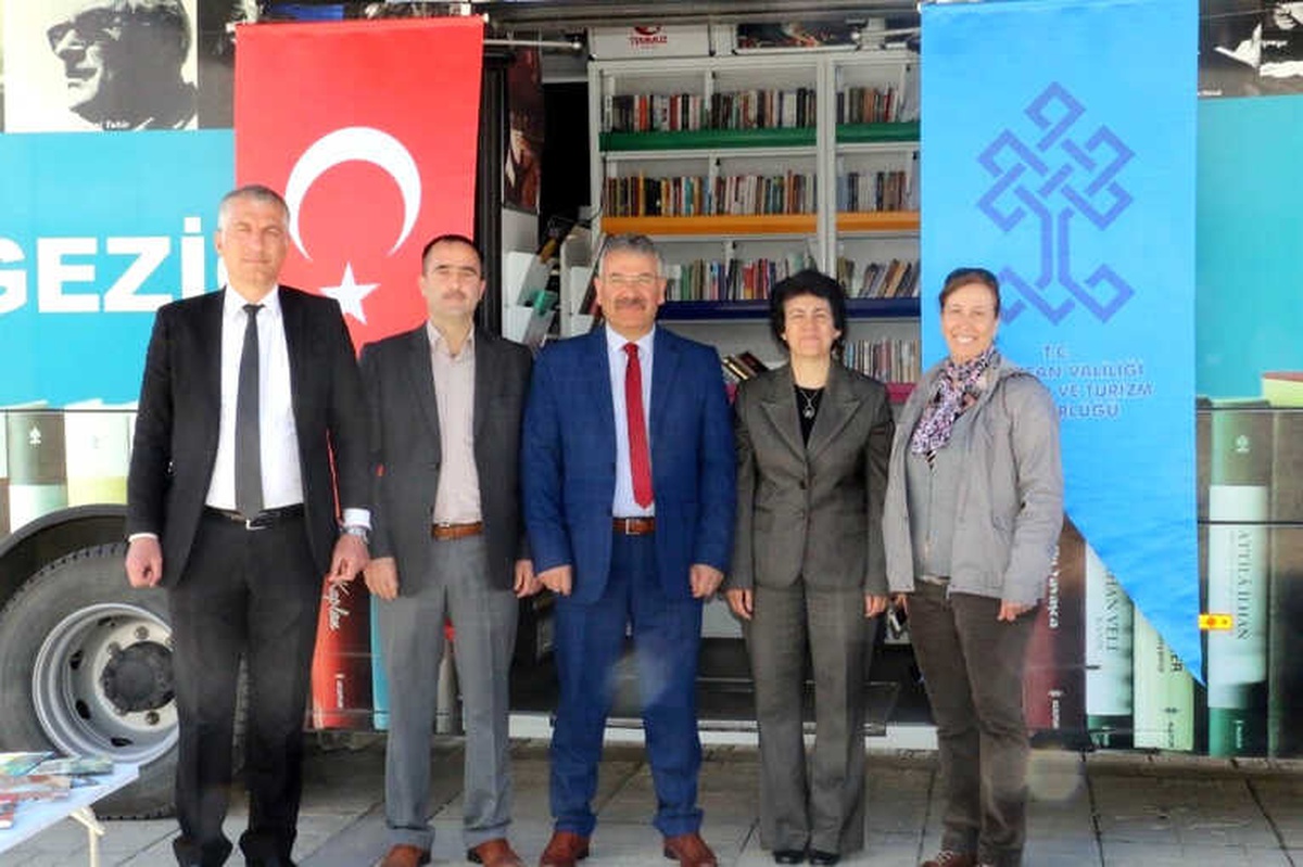 Gezici Kütüphaneden Vatandaşlara Hizmet