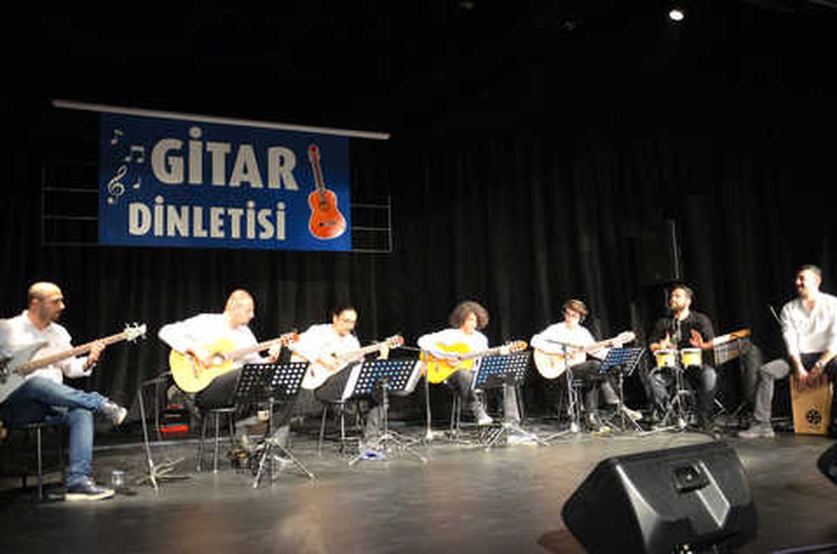 Gitar Dinletisine Yoğun İlgi