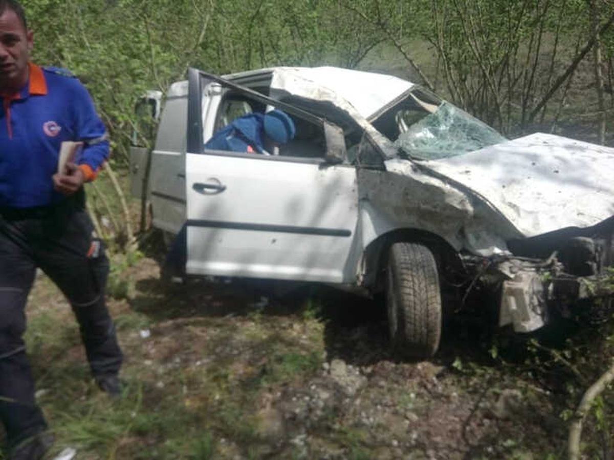 Hafif Ticari Kamyonet Uçuruma Yuvarlandı: 1 Yaralı