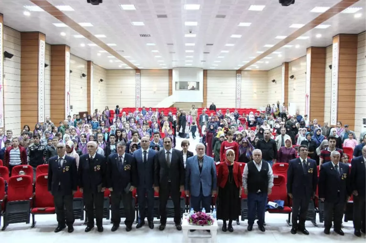 İlkokul ve Ortaokul Öğrencilerinden Şehitlere Saygı Gösterisi