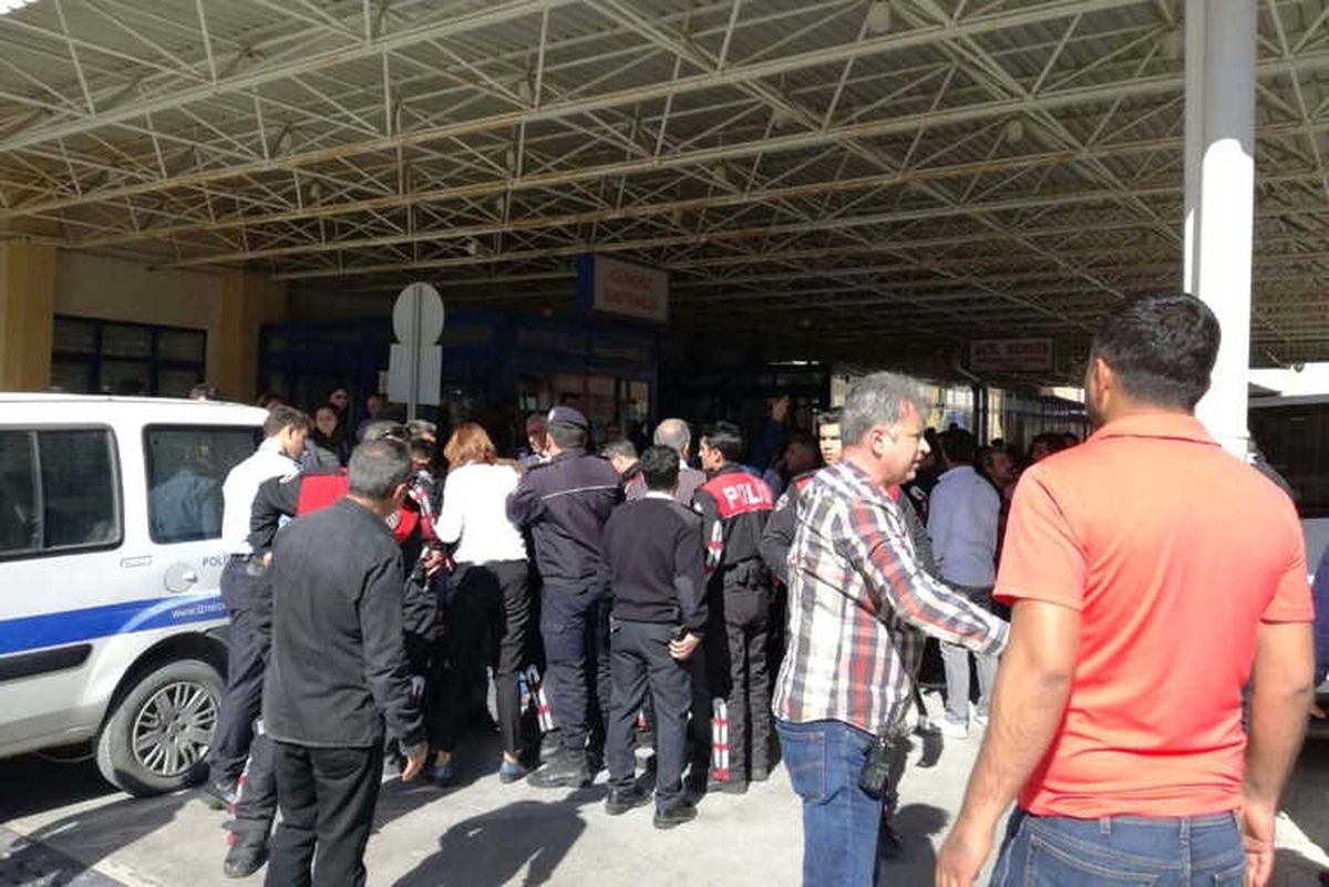 İzmir\'de Silahlı Kavga: 4 Yaralı