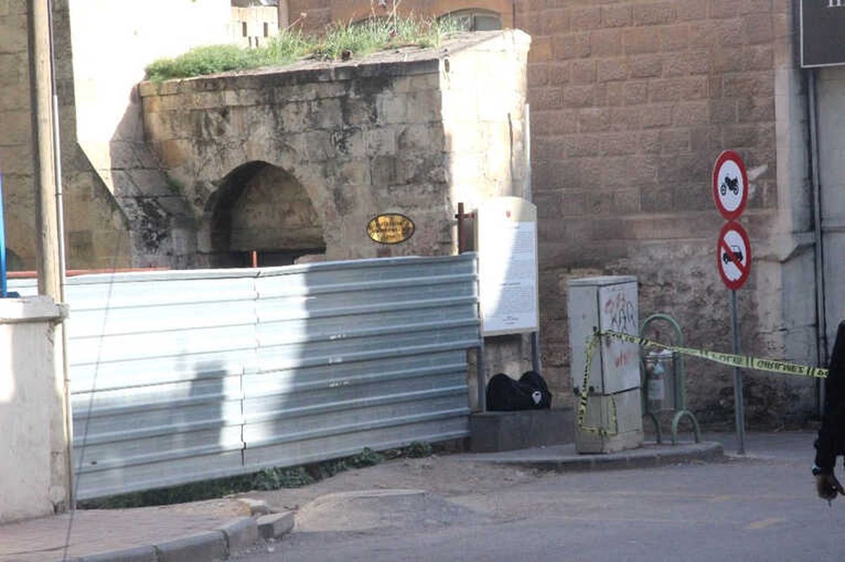 Kaldırımdaki Şüpheli Çantadan Ayakkabı ve Elbise Çıktı
