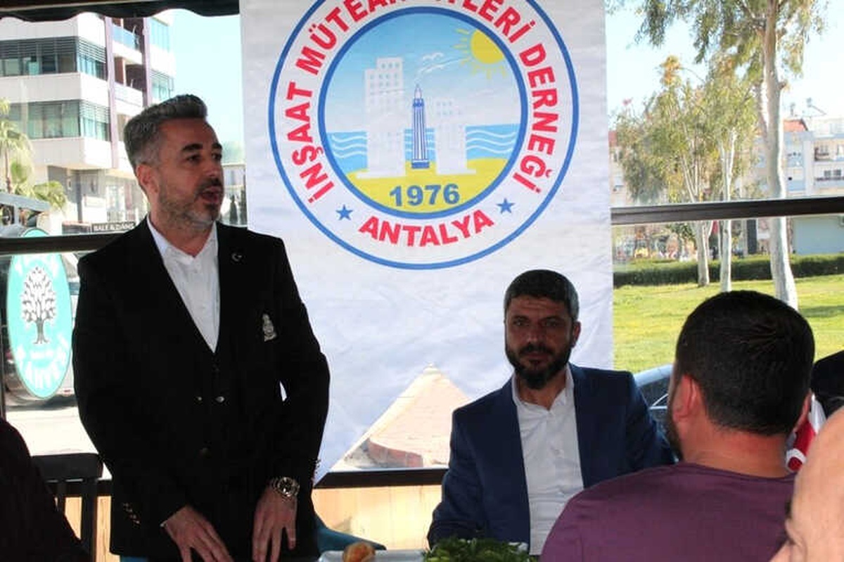 Karataş, Konyaaltı\'nda İnşaat Müteahhitleri ile Buluştu