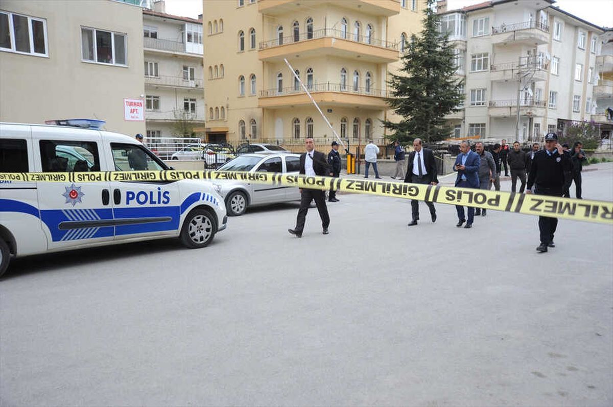 Karısını Öldürüp Kayınvalidesini Yaraladı