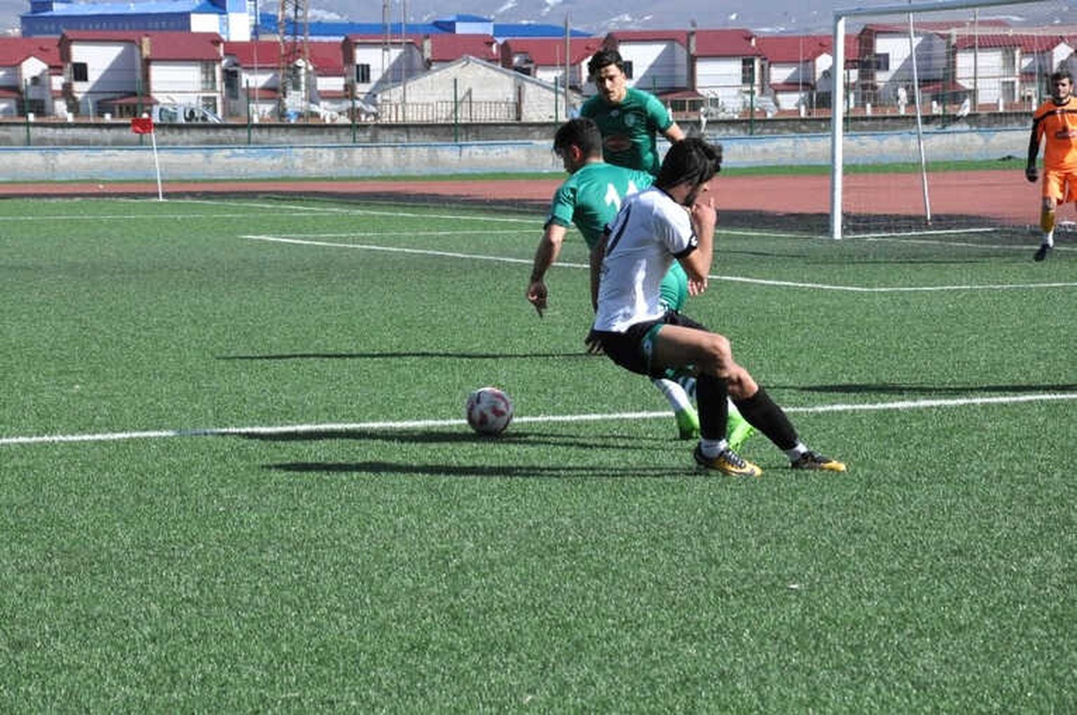 Kars 36 Spor\'un Şampiyonluk Hayali Son Haftaya Kaldı