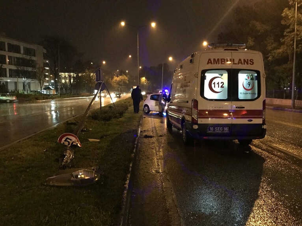 Kayganlaşan Yolda Otomobil Elektrik Direğine Çarptı: 3 Yaralı
