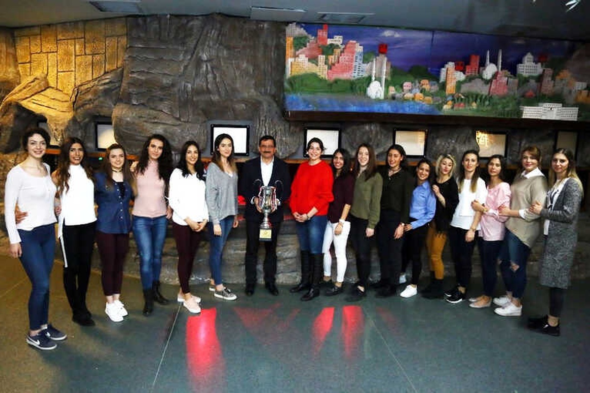 Keçiören Belediyesi Bağlumspor Bayan Voleybol Takımı 1. Lig\'e Yükseldi