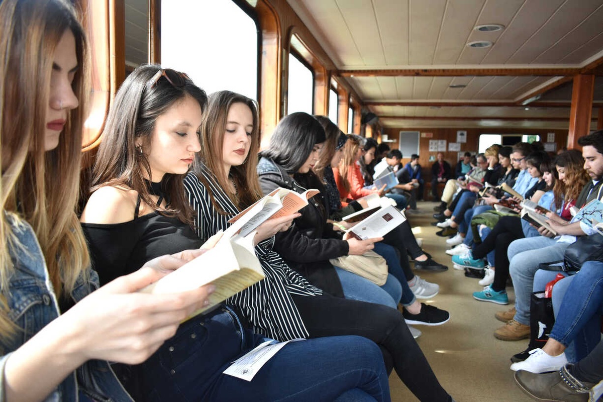 Kitaplarını Farkındalık İçin Feribotta Okudular