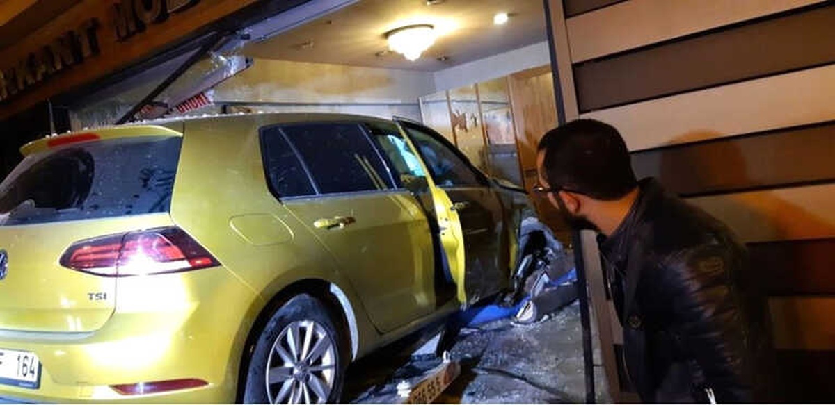 Kontrolden Çıkan Otomobil Mağazaya Girdi