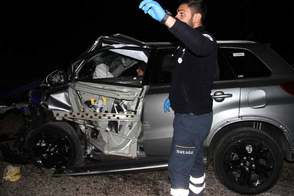 Konya\'da İki Otomobil Çarpıştı: 3 Ölü, 2 Yaralı
