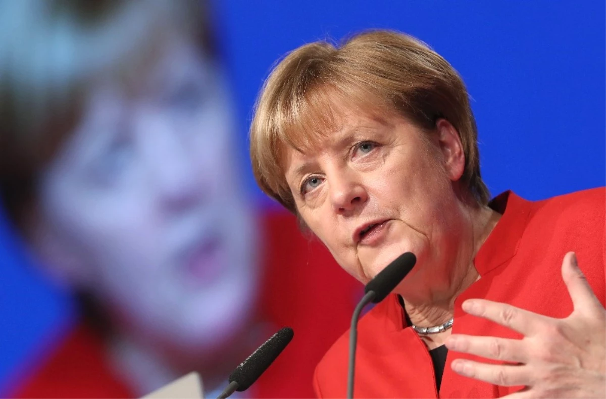 Merkel Seyahat Rekoru Kırdı