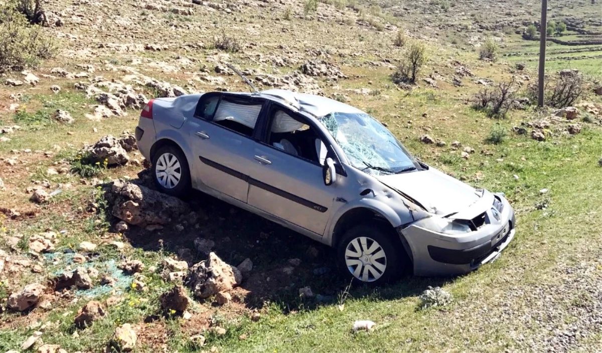 Midyat\'ta Otomobil Şarampole Yuvarlandı: 1 Ölü, 3 Yaralı