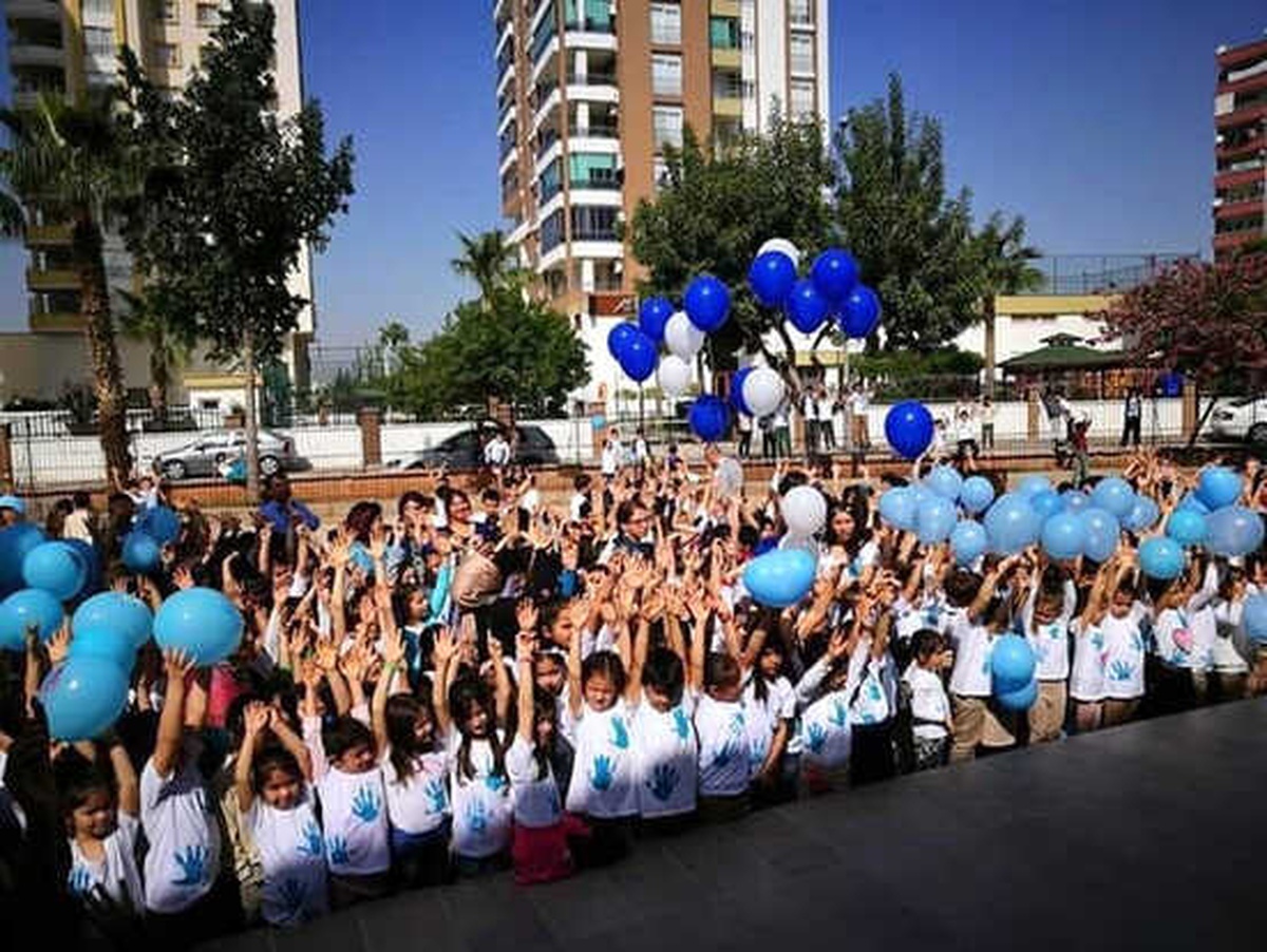 Öğrenciler \'Otizme Farkındalık\' İçin Gökyüzüne Mavi Balon Bıraktı