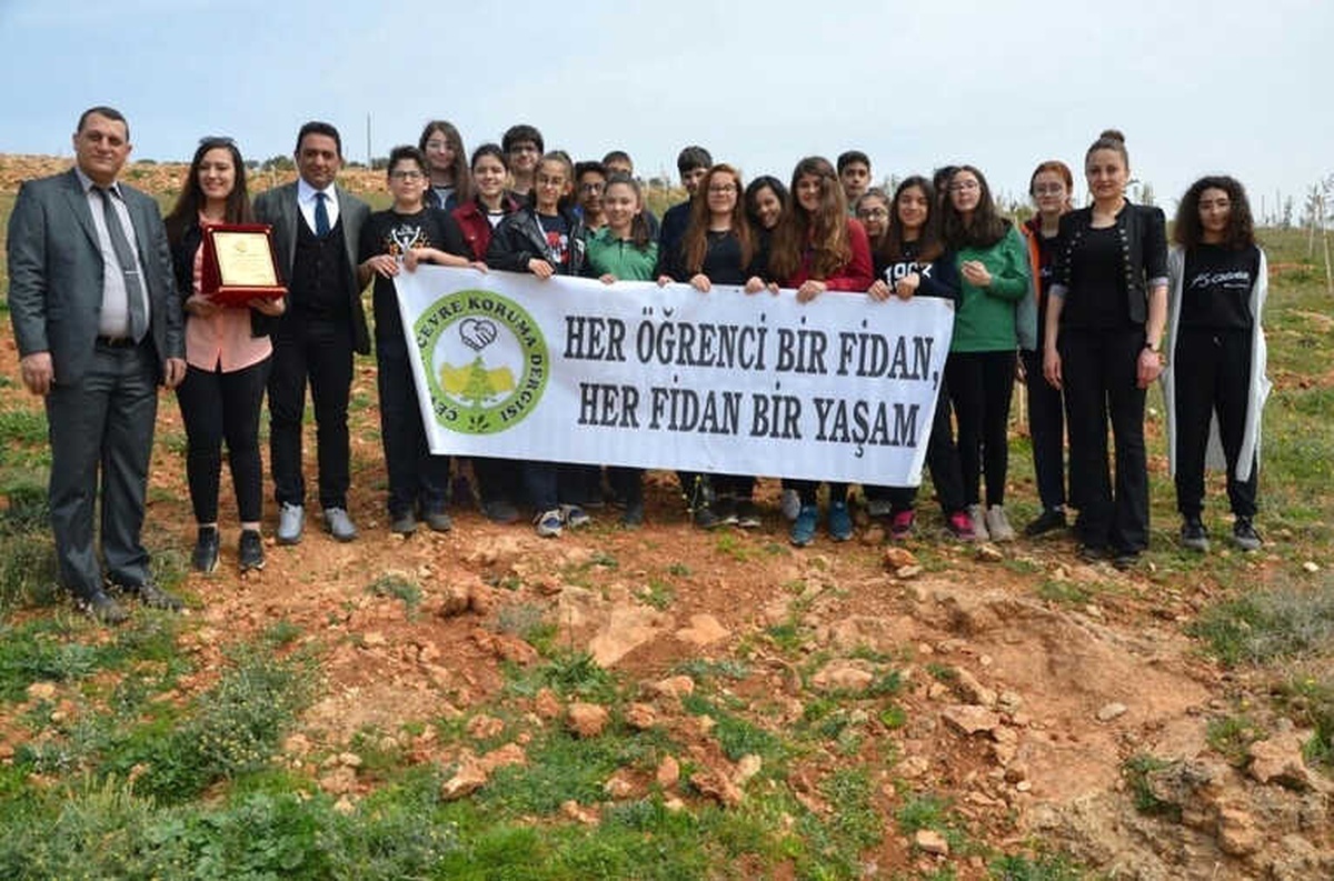 Ortaokul Öğrencileri Yavuzeli\'nde Fidan Dikti