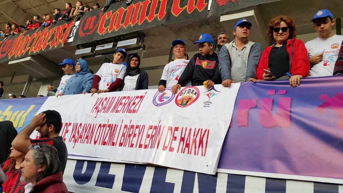 Otistik Çocuklar Kırmızı Şimşekleri Tribünden Takip Etti