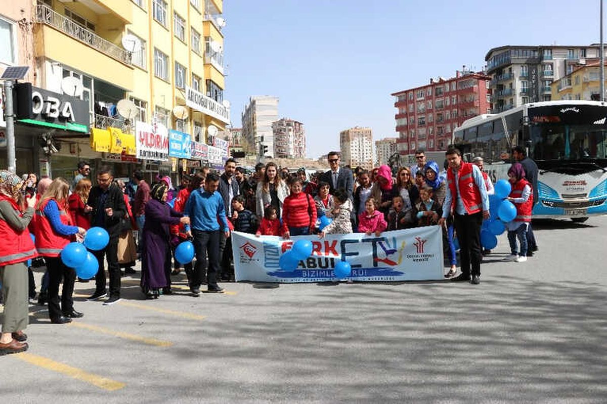 Otizm\'e Farkındalık Oluşturmak İçin Yürüdüler