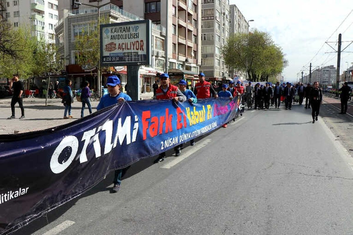 Otizme Dikkat Çekmek İçin Yürüdüler