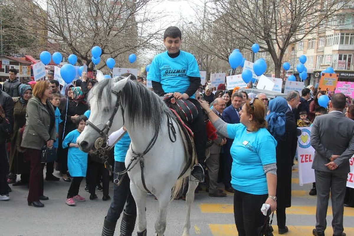 Otizme Dikkat Çekmek İçin Yürüdüler
