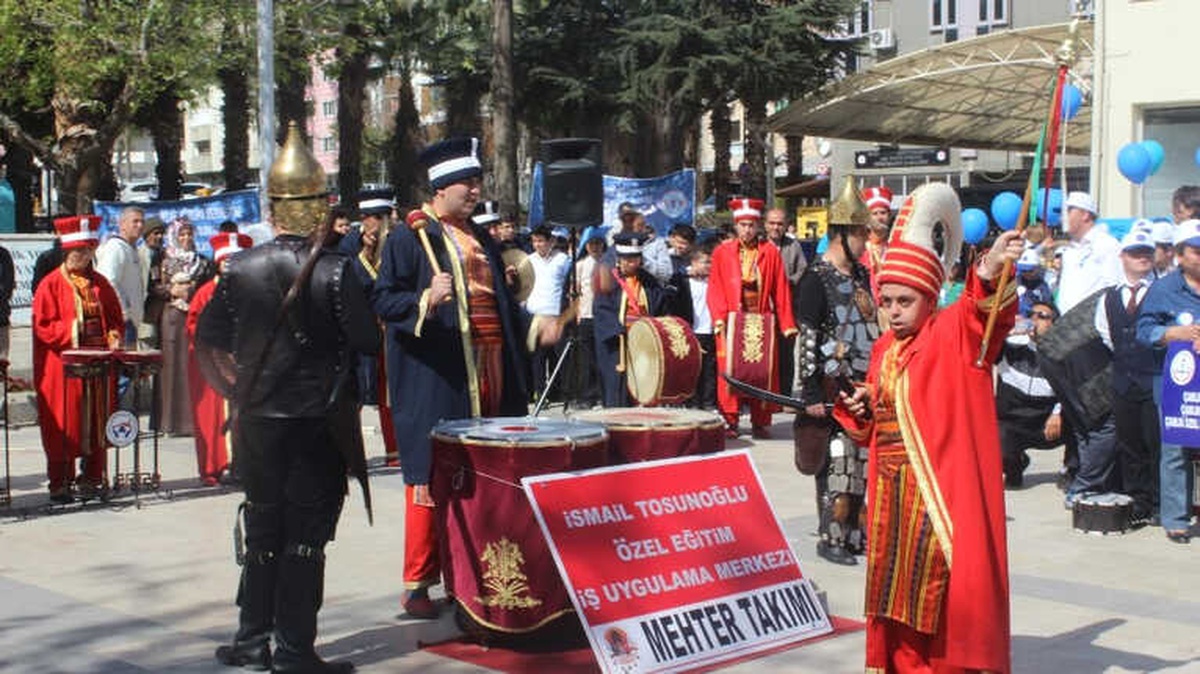 Otizmli Öğrencilerden "Ölürüm Türkiyem" Marşı