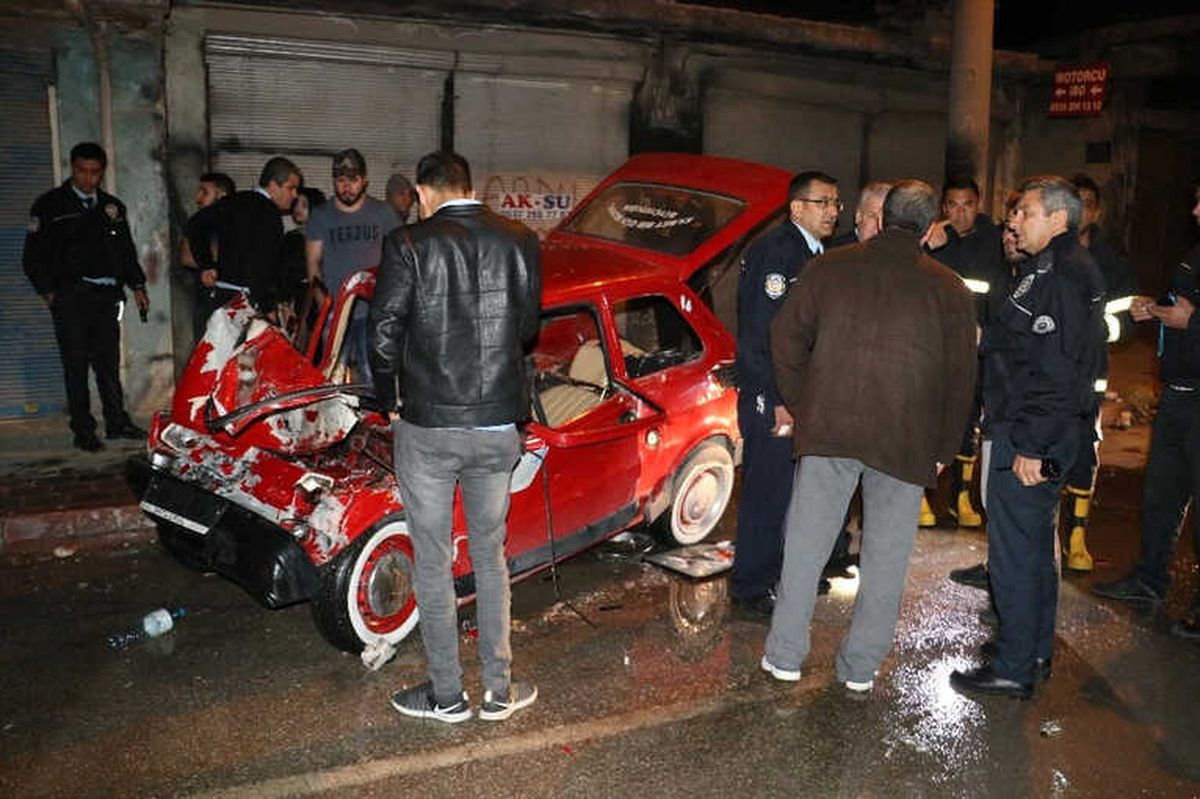 Otomobiliyle Park Halindeki Kamyonet Çarpan Kadın Sürücü Ağır Yaralandı
