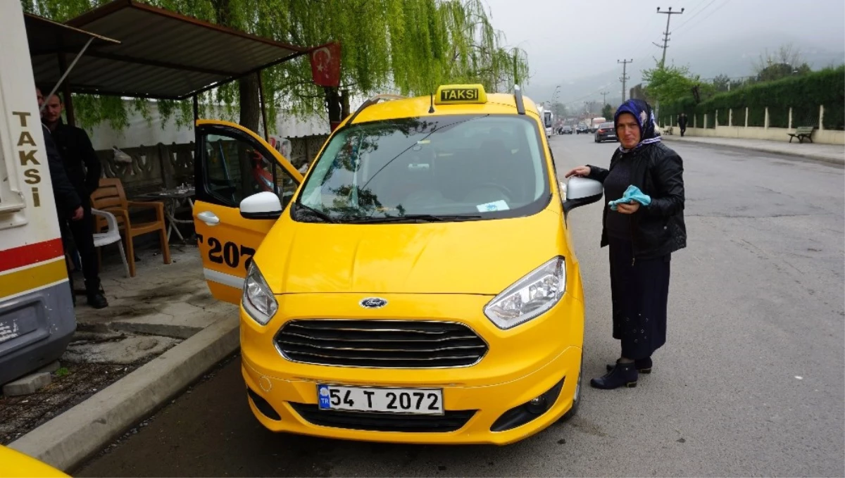 Sakarya\'nın Tek Kadın Taksi Şoförü Yollarda Direksiyon Sallıyor