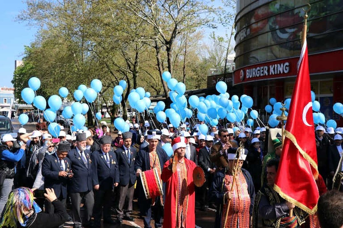 Sakarya\'da Otizme Dikkat Çekmek İçin Mavi Balonlarla Yürüdüler